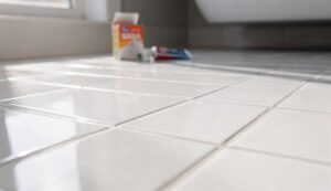 Fliesenfugen reinigen: Zahnpasta und Backpulver – dieser Mix überrascht