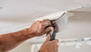 Rigipsdecke spachteln ohne Schleifen: Der Trick der Trockenbauer für perfekte Oberflächen