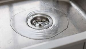 Verstopfter Abfluss: Dieses Küchenmittel wirkt schneller als jeder Rohrreiniger